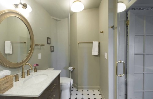 Harleston Village Bed & Breakfast | The Nicholas Veranda King Suite - Steps to King