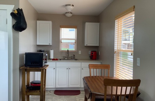Seymour Cottage | THE NUT FARM 20 minutes to Pigeon Forge Sleeps 2/No animals/ No children