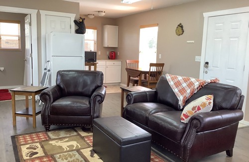 Seymour Cottage | THE NUT FARM 20 minutes to Pigeon Forge Sleeps 2/No animals/ No children