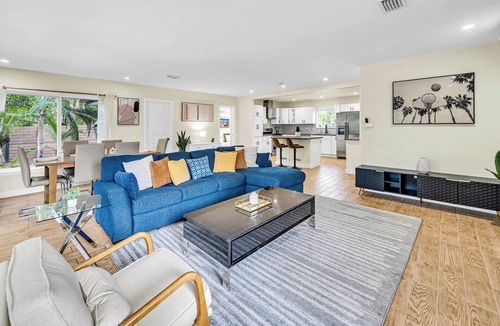 Ojus House | The Oasis Heaven In Miami - Private Pool - Sleeps 14 -