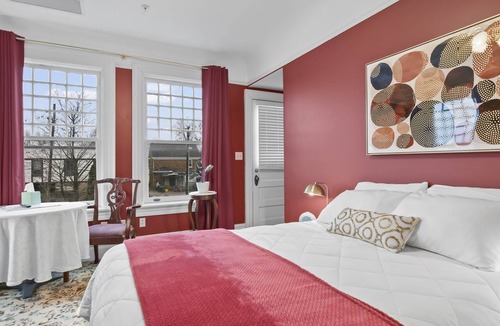 Springfield Hotel | The Pasfield House - Historic Mansion: The Bitsy