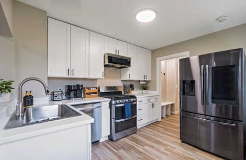 Grandville House | The Pear Tree: 3Bd 2Ba, Dog Friendly, 10min to Downtown Grand Rapids