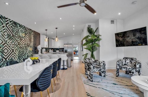 Lake Ridge House | The Playful Oasis