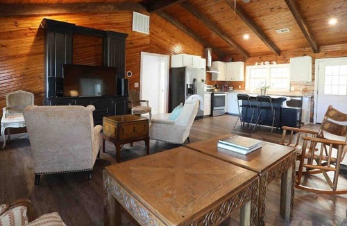 Oxford Cabin | The Pop-Inn, Multi-family only 5 miles to the Square & campus!