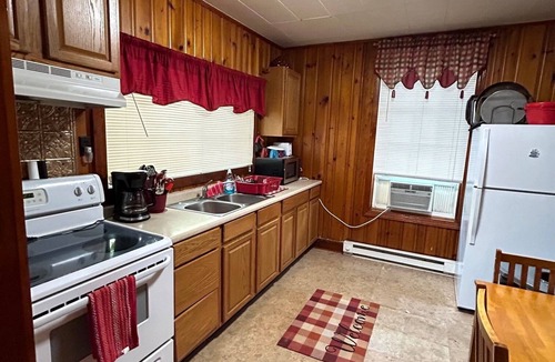 Leckie Cabin | The Powerhouse lodge has 2 bedrooms on 10 acres in adorable Maybeury