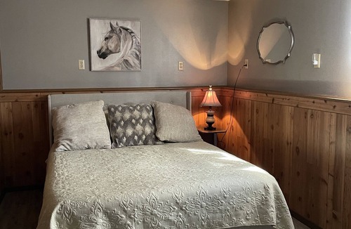 Doe Run House | The Queen Bee Farm Stay/Hot tub
