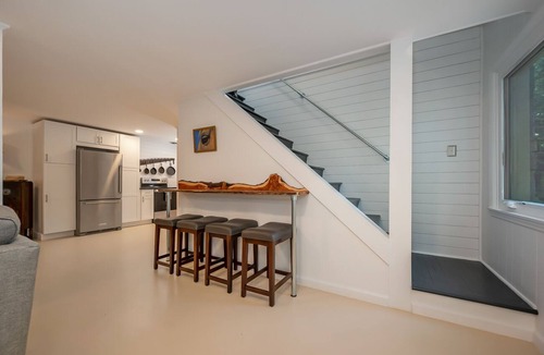 Lynn House | The Red Baron | Lakefront Cottage on Lake Lanier | Pet-friendly