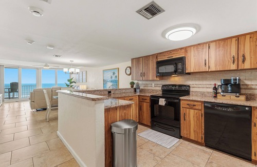 Daytona Beach Shores Condo | 🌴The Shores Club 402 | Pet Friendly | Beach Gear | Direct Oceanfront for 6