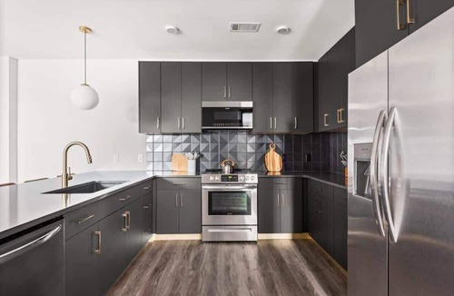 Rolling Mill Hill Apartment | The Sobro Suite - 6 Beds + 6 blocks to Broadway!