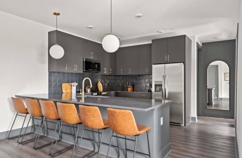Rolling Mill Hill Apartment | The Sobro Suite - 6 Beds + 6 blocks to Broadway!