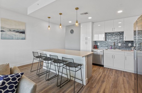 North Trail Condo | The Strand 521 - Luxury Top-Floor Suite - Breathtaking Bay Views - Pool & Spa