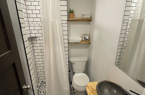 Marshfield Apartment | The Suite on Maple, walking distance from downtown.