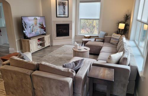 Frankfort House | The Sundowner - Gorgeous & Great Location!