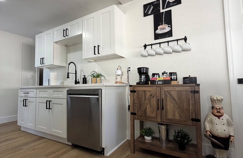 North Trail House | The Tree House 5 min to beach, airport, Downtown