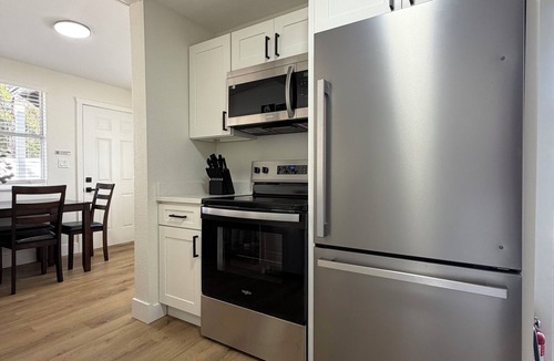 North Trail House | The Tree House 5 min to beach, airport, Downtown