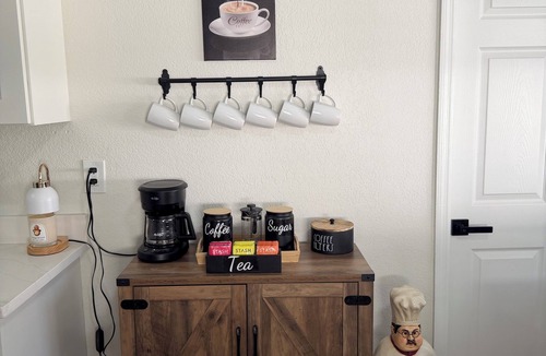 North Trail House | The Tree House 5 min to beach, airport, Downtown