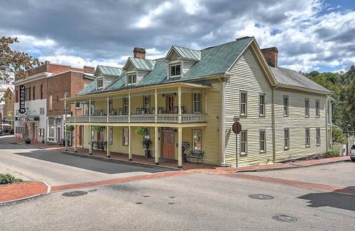 Jonesborough House | The Tub Room at The Historic Eureka Inn and Event Center