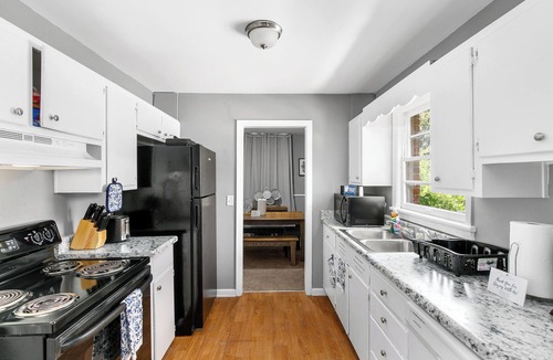 New Castle Apartment | The Upper Bungalow at Broadmoor - Groups/Parking