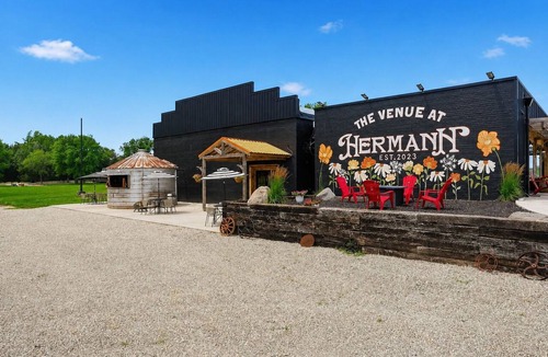 Hermann Apartment | The Venue at Hermann – Room 7 Country Studio