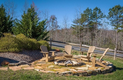 Vein Mountain Cabin | The Views of Towering Black Mountain Range Will Blow You Away!
