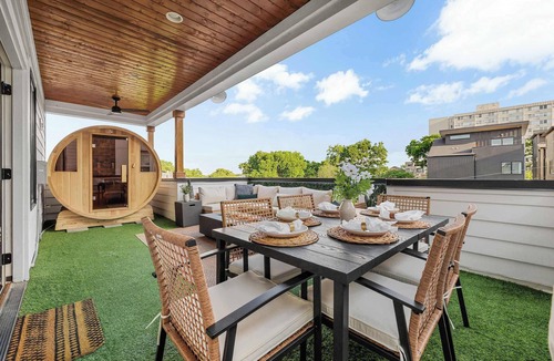 Edgehill House | The Waylon Rooftop Sauna + Pool Table + 11 beds