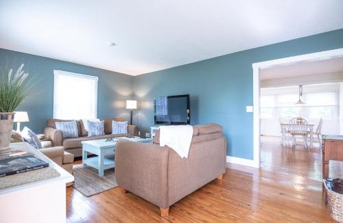 Helmsburg House | The Wayside Cottage