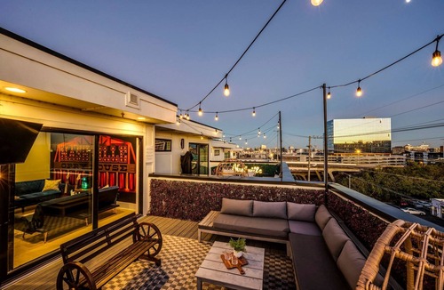 Sylvan Park House | The Whiskey Barrel Hideaway: Jam Out & Race Bulls