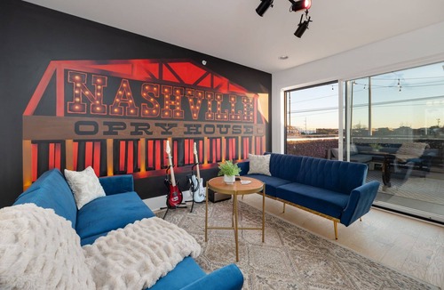 Sylvan Park House | The Whiskey Barrel Hideaway: Jam Out & Race Bulls