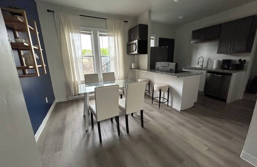 New Center Detroit Apartment | The White Lotus - Premium King Bed | 400mbs Wifi | 7-minDT | Work Station