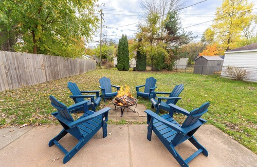 Drayton Plains House | The Woven Oak - Gorgeous & Cozy Cottage with Game Room, Bar & 2 Full Baths