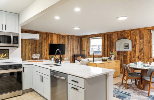 Luray House | The Writer's Cottage - 13m to Shenandoah NP, Hot Tub, Mountain Views, EV