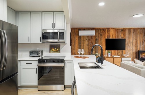 Luray House | The Writer's Cottage - 13m to Shenandoah NP, Hot Tub, Mountain Views, EV