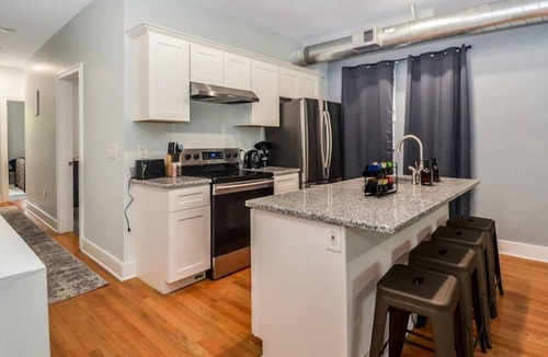 Midtown Apartment | This apartment is a 2 bedroom(s), 1 bathrooms, located in Detroit, MI.