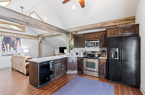 Versailles House | This barn is a 2 bedroom(s), 1.5 bathrooms, located in Midway, KY.