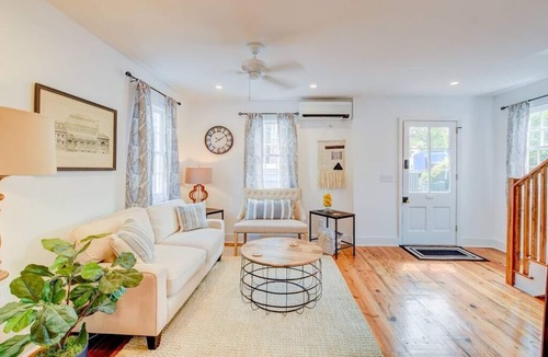Westside Cottage | This cottage is a 1 bedroom(s), 1.5 bathrooms, located in Charleston, SC.