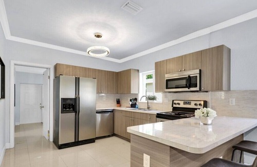 East Little Havana House | This house is a 6 bedroom(s), 3 bathrooms, located in Miami, FL.