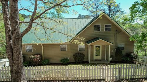 Houston House | Thistle Brae - Dock Toys Galore! And Pet-Friendly!