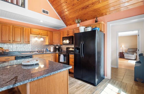 Houston House | Thistle Brae - Dock Toys galore! And Pet-Friendly!