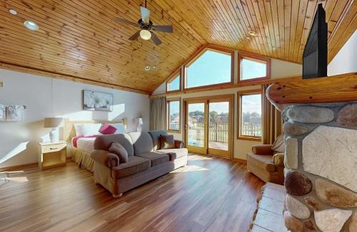 Dellwood Hotel | Tigers Den - Upper