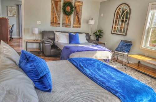 Forest House | Timber View Haven|Spacious Family Retreat| Firepit Playset Grill| 10 Min LU