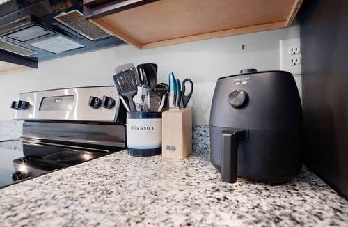 Clarksville Condo | Timeless Escape – Modern Comfort Near Nashville Free Wi-Fi and Parking