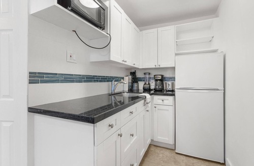 Coral Ridge Apartment | Tiny Pad 1Ml to Beach + FREE Heated Pool
