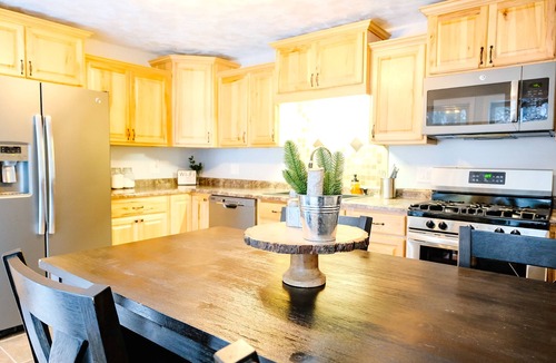 Ironwood House | Tiny Pines Cottage Getaway - 2BR Retreat