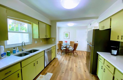 Bay Isle House | Tons of Amenities. Saltwater pool, e-bikes, beach gear and more!