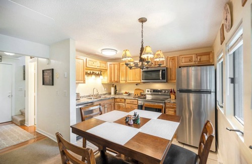 Seven Devils Condo | Top of 7, B-10- Close to Boone & Banner Elk, Mtn View, Fireplace, Cute & quaint
