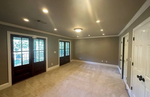 Oxford House | TOTAL REMODEL 4-bedroom Oxford Home .5 miles to Square & .7 miles to Campus