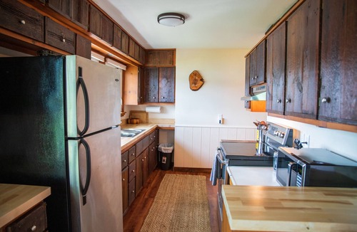 Wetmore House | Town Lake Hideaway: Sun, Fun & Lakeside Bliss – Your Perfect Summer Escape!