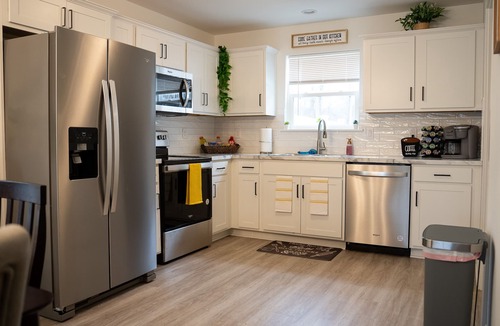 Jeffersonville House | Townhouse mins to UofL & Churchill Downs/hot tub