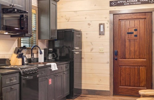 Rocky Grove Cabin | Trailhead Lodge #12 Gatlinburg 24 min