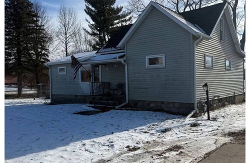 Dowling House | Tranquil 3-bedroom home, with AC & office space in Dowling